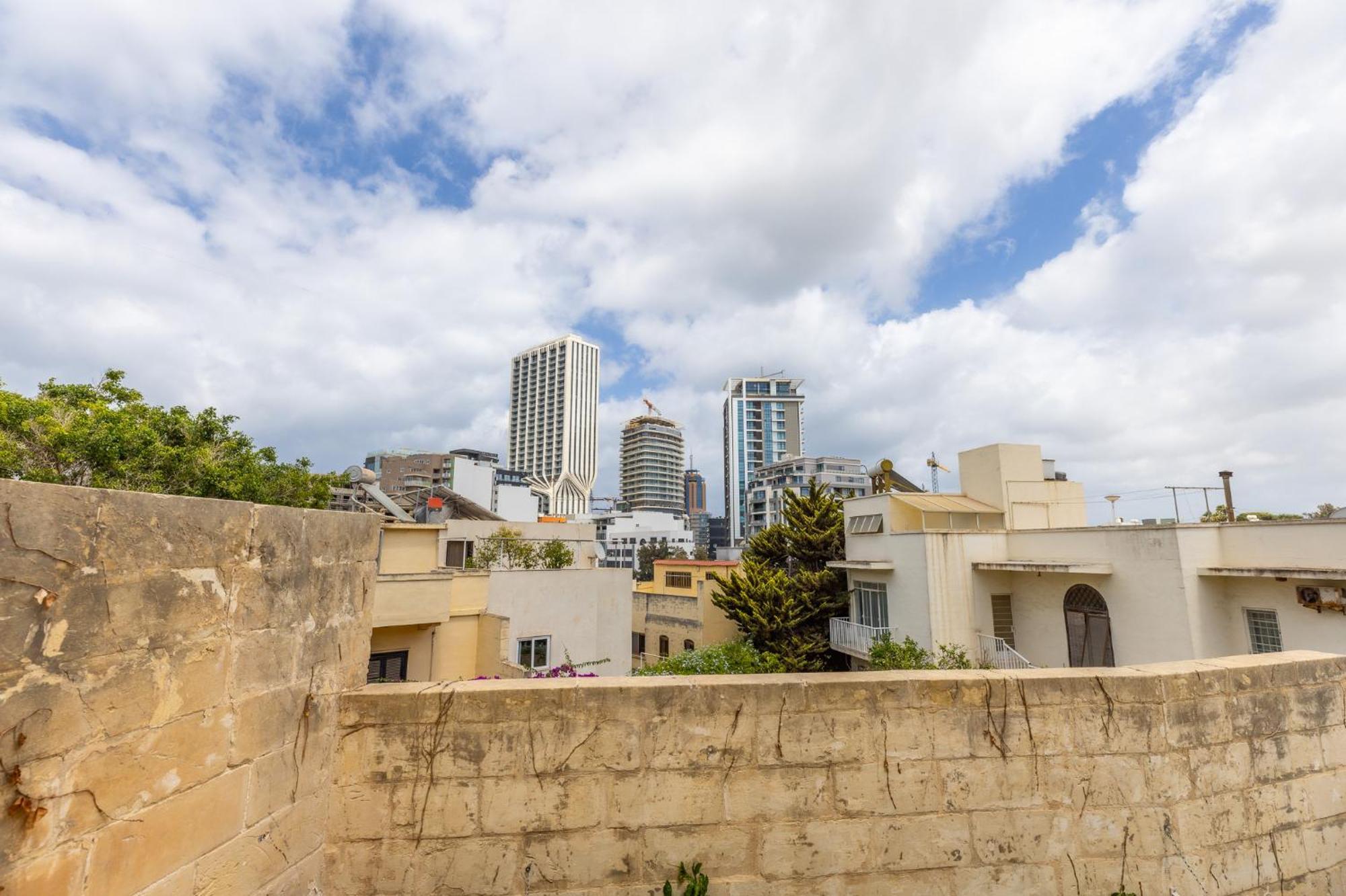 Pinewood Apartment Saint Julian's Bagian luar foto