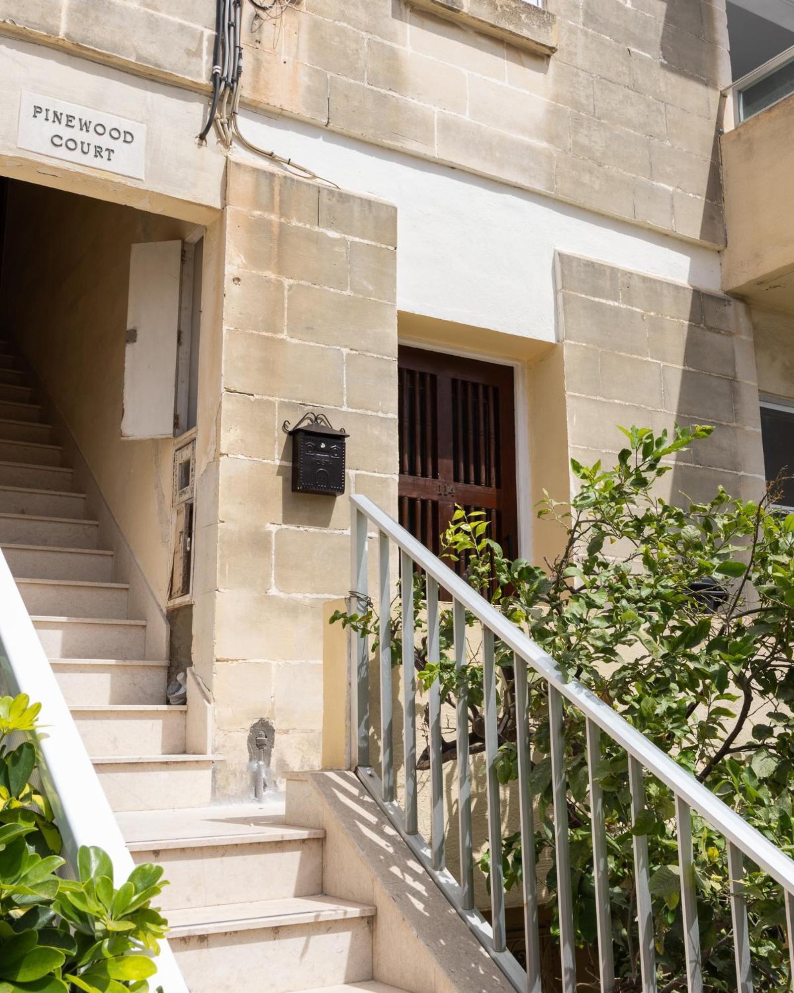 Pinewood Apartment Saint Julian's Bagian luar foto