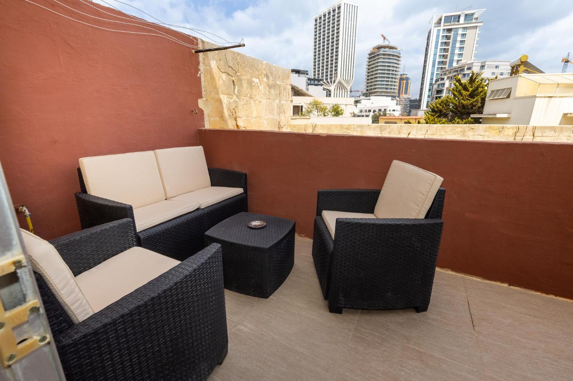 Pinewood Apartment Saint Julian's Bagian luar foto