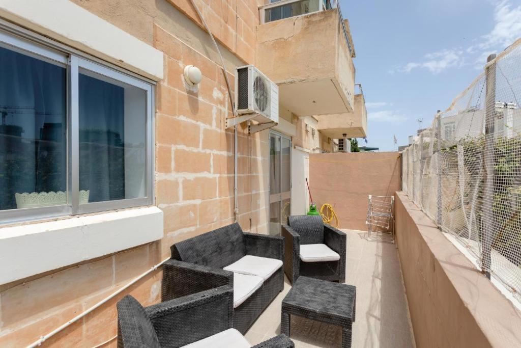 Pinewood Apartment Saint Julian's Bagian luar foto