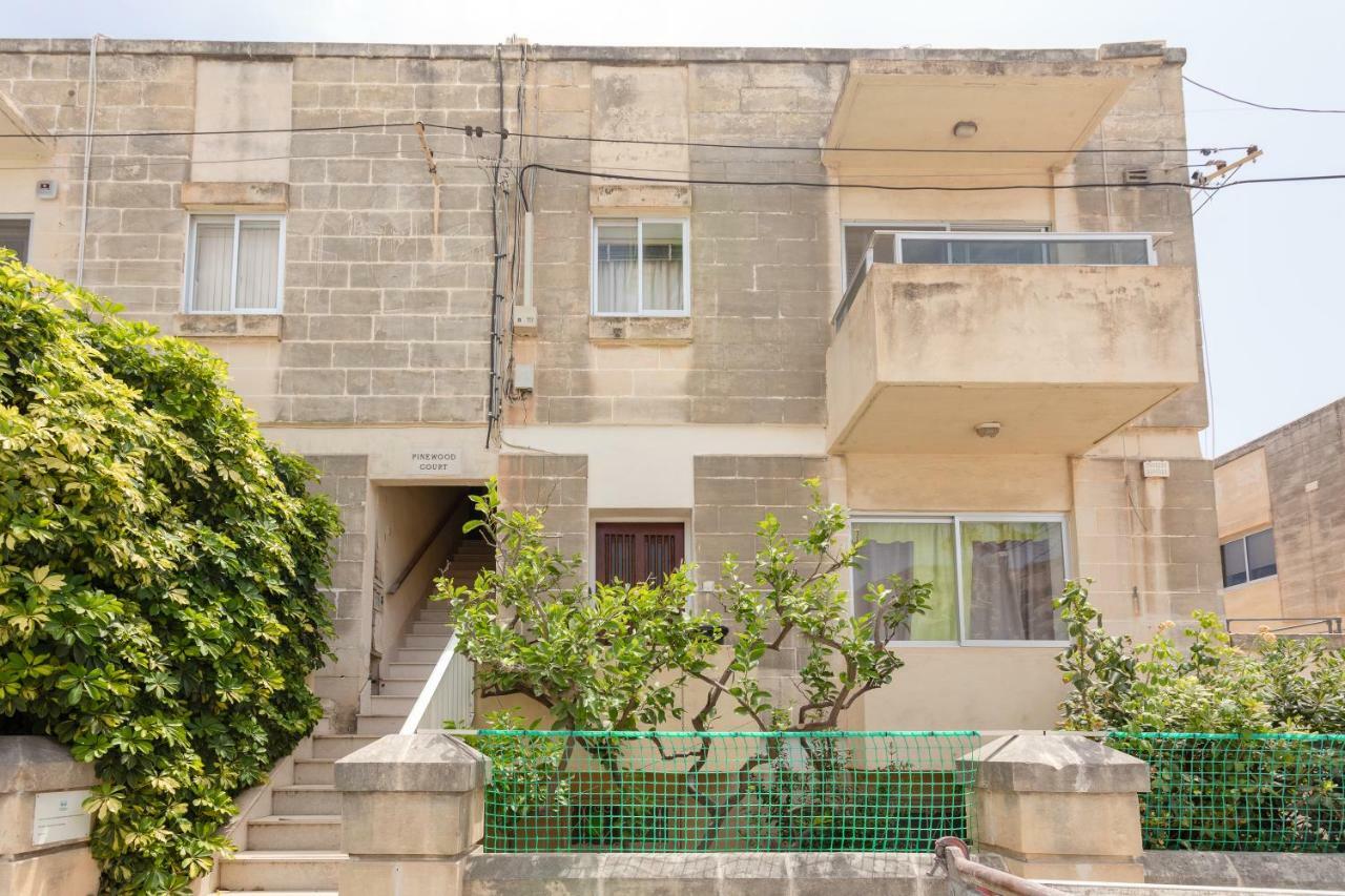 Pinewood Apartment Saint Julian's Bagian luar foto